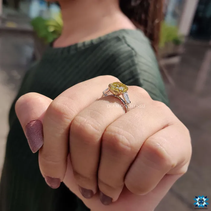 Rings Diamondrensu 341 TW Canary Yellow Cushion Moissanite with Tapered Baguette Cut Three Stones Engagement Ring